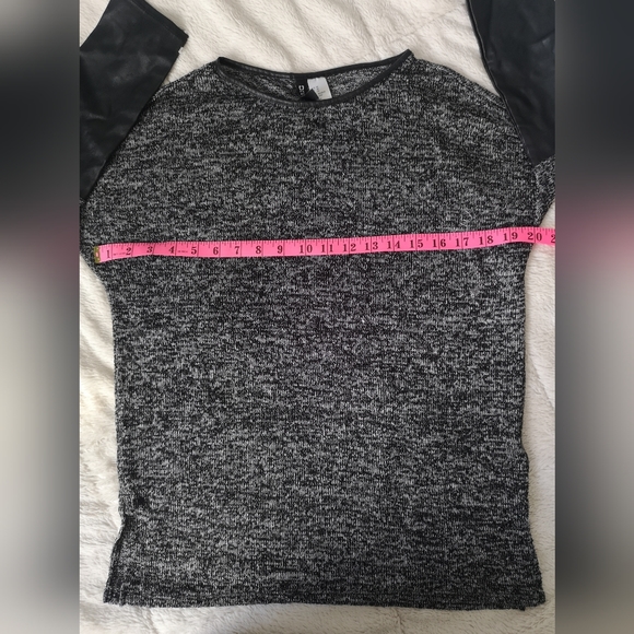 Divided sweater - Picture 10 of 11